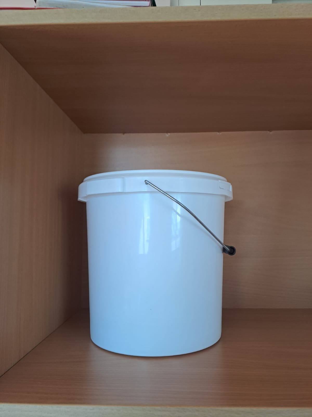 Plasticna kantica od 11 litara sa metalnom ručkom