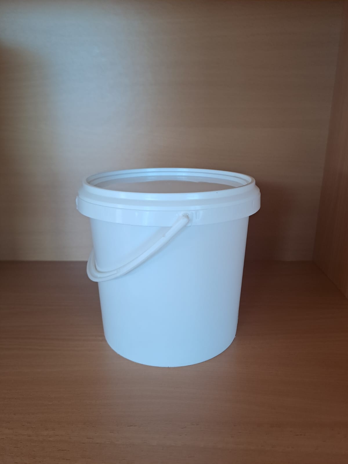 Plasticna kantica od 2.4 litara